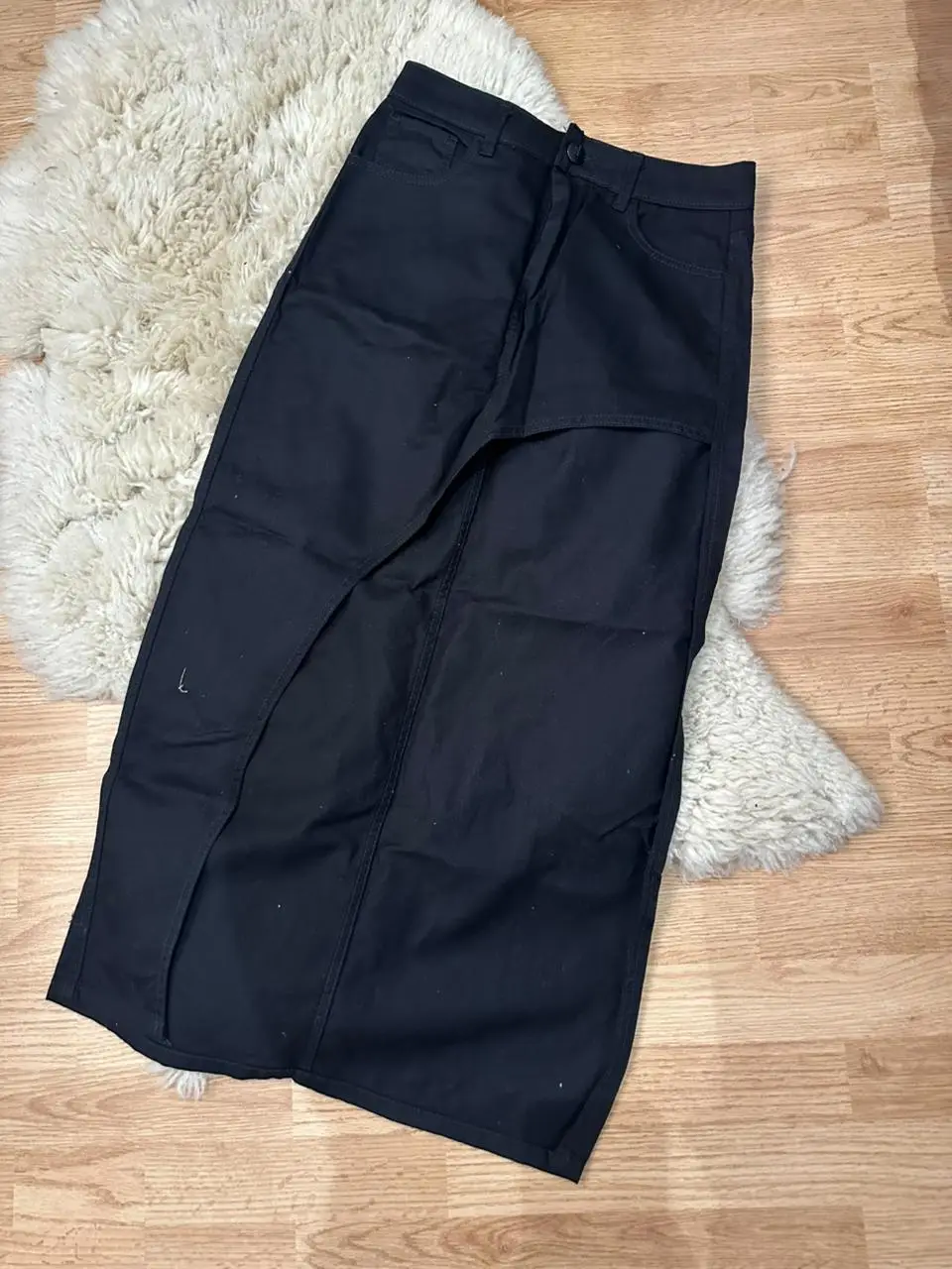 Pollera larga negra con abertura frontal. Ideal para un look elegante y moderno. talle 38