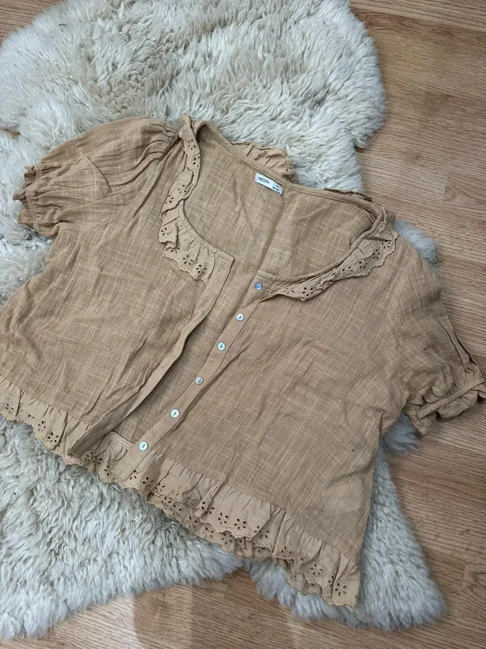 Blusa de algodón color crudo con detalles de encaje y volados. Ideal para un look bohemio y casual.