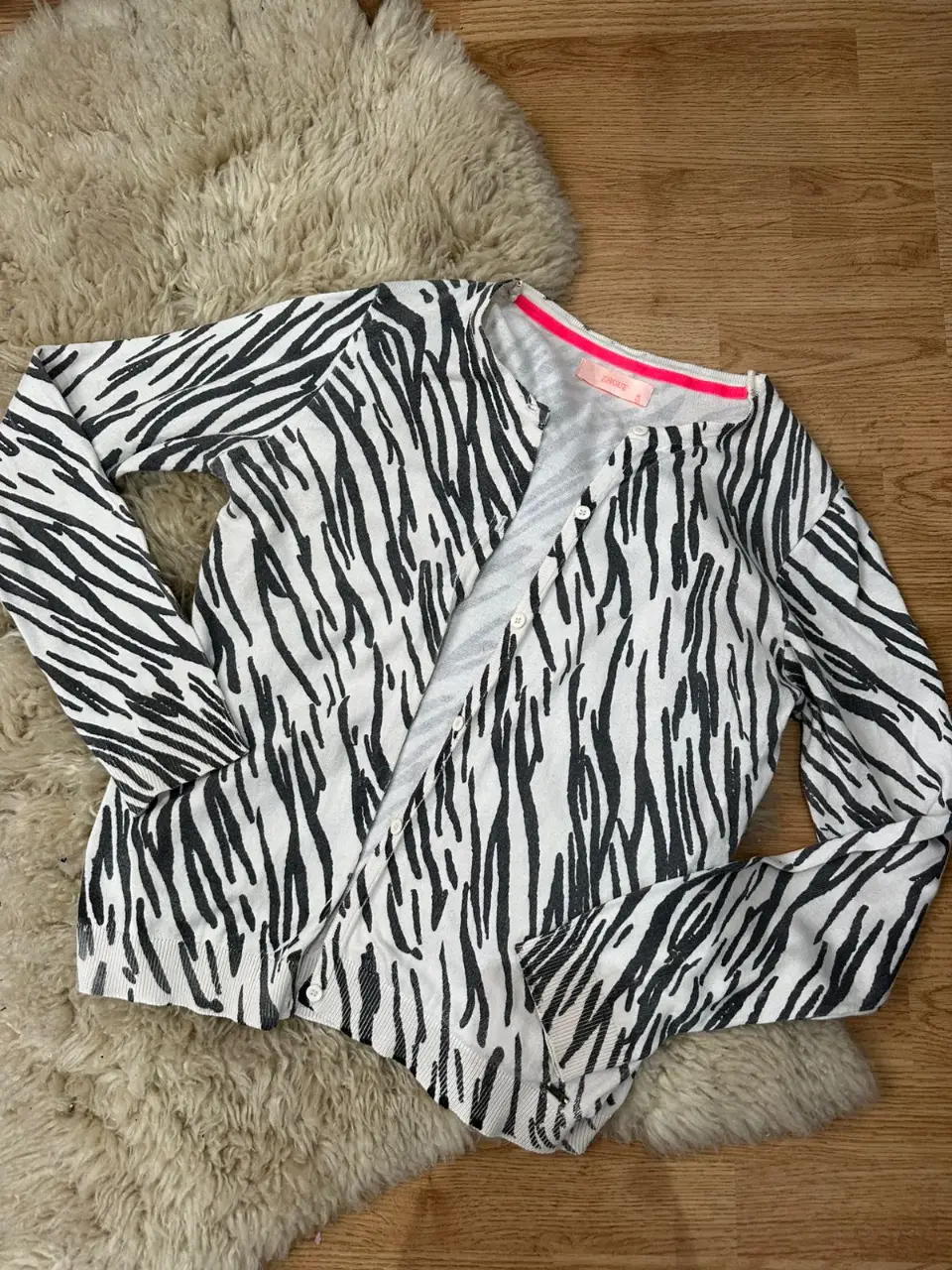 Cardigan de mujer con estampado de cebra en blanco y negro. Ideal para un look casual y moderno.
