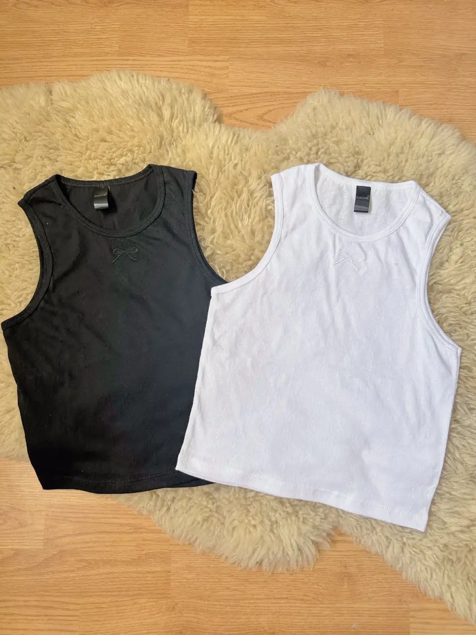 Musculosas de algodón, corte clásico, ideales para el verano. Disponibles en blanco y negro.