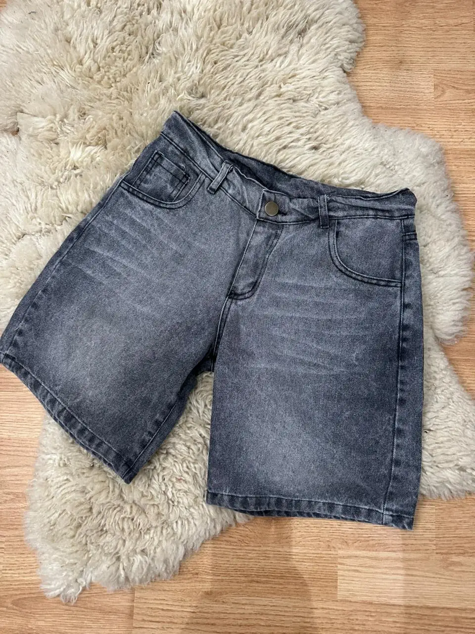 Short de jean gris, ideal para un look casual y moderno. Perfecto para el verano. talle 38