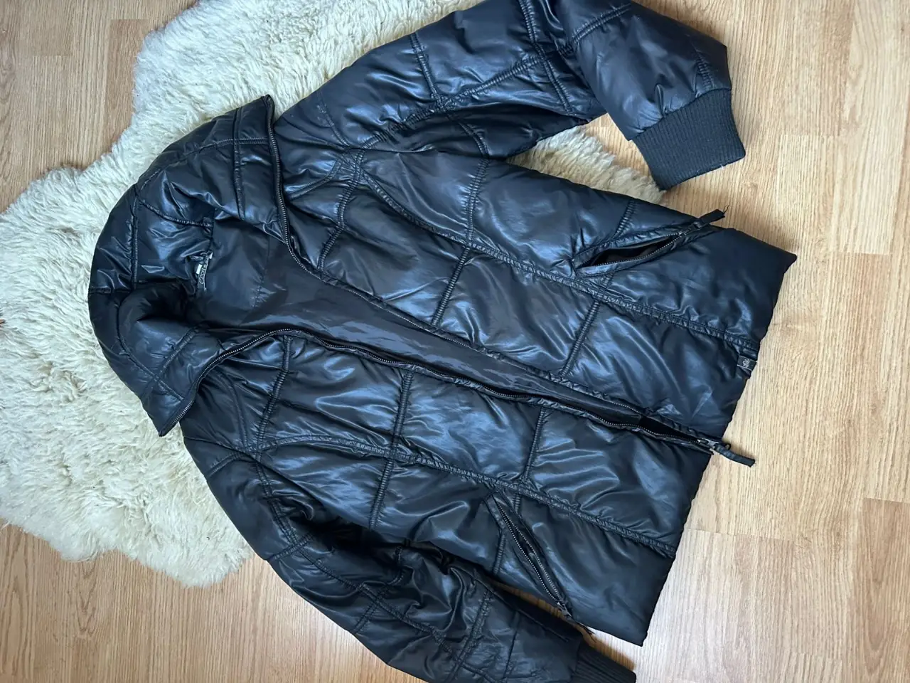 Campera inflable negra con diseño de rombos, ideal para el invierno. Posee cierre y bolsillos. Perfecta para un look casual y abrigado.