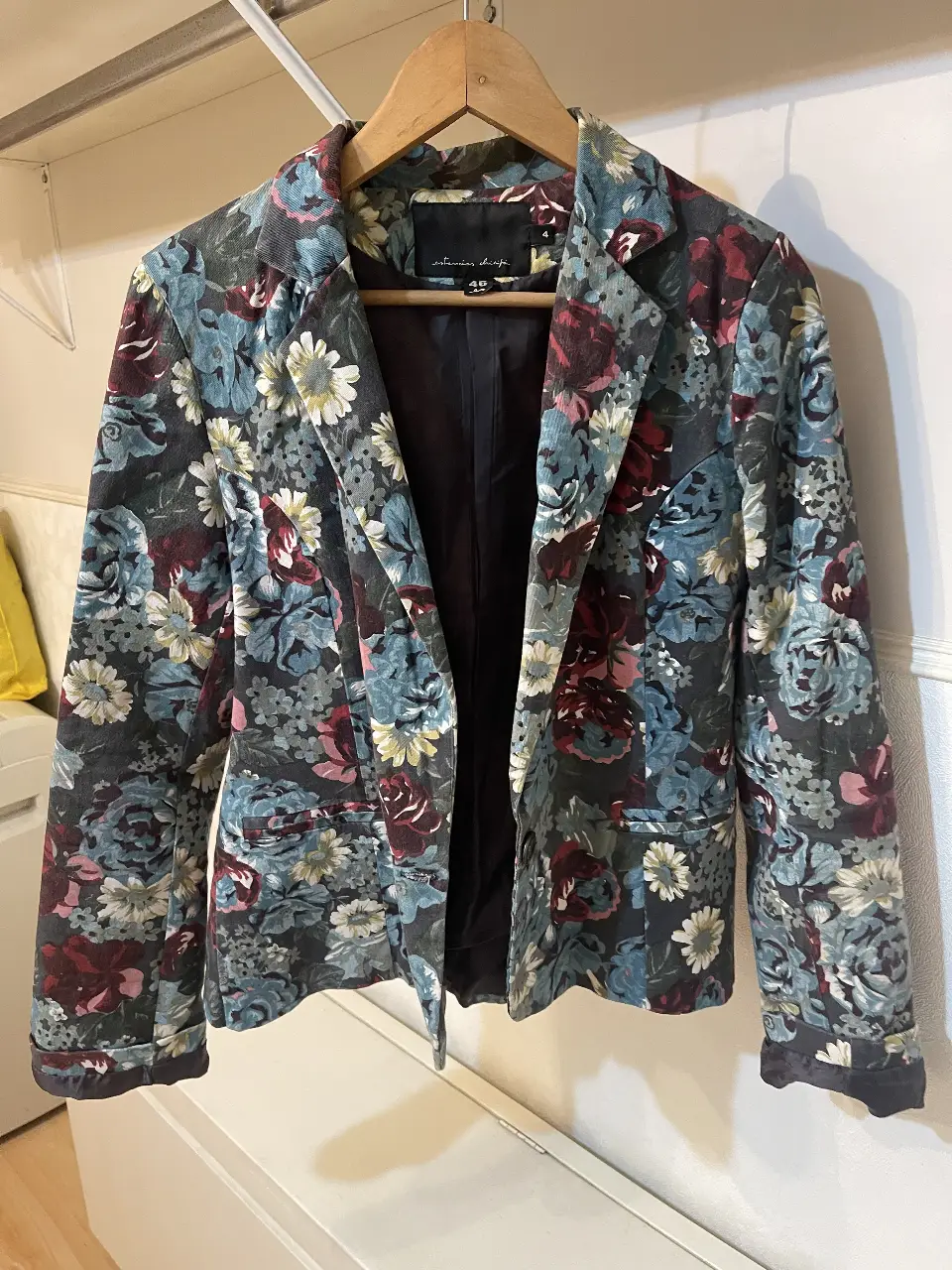 Blazer de mujer con estampado floral en tonos grises, azules y borgoña. Ideal para un look elegante y con estilo.