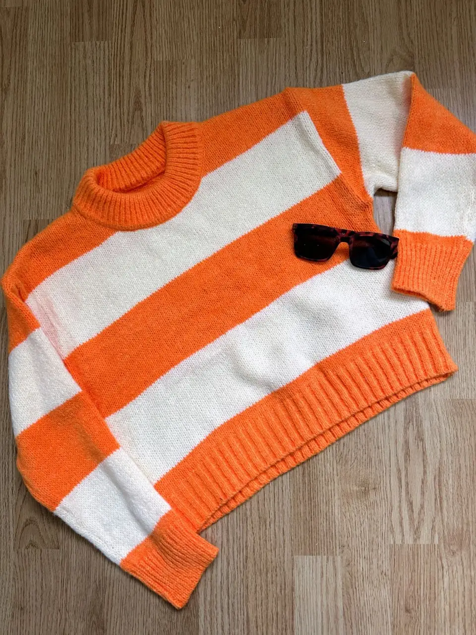 Sweater a rayas naranja y blanco, ideal para un look casual y canchero. Perfecto para combinar con jeans o pantalones de vestir.