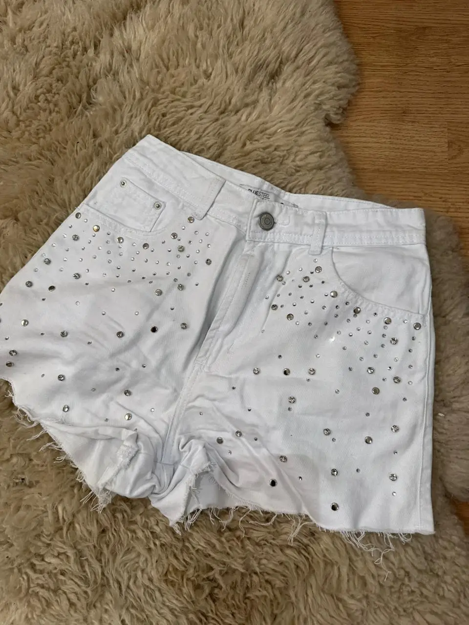 Short de jean blanco con detalles de strass. Ideal para un look canchero y con onda.