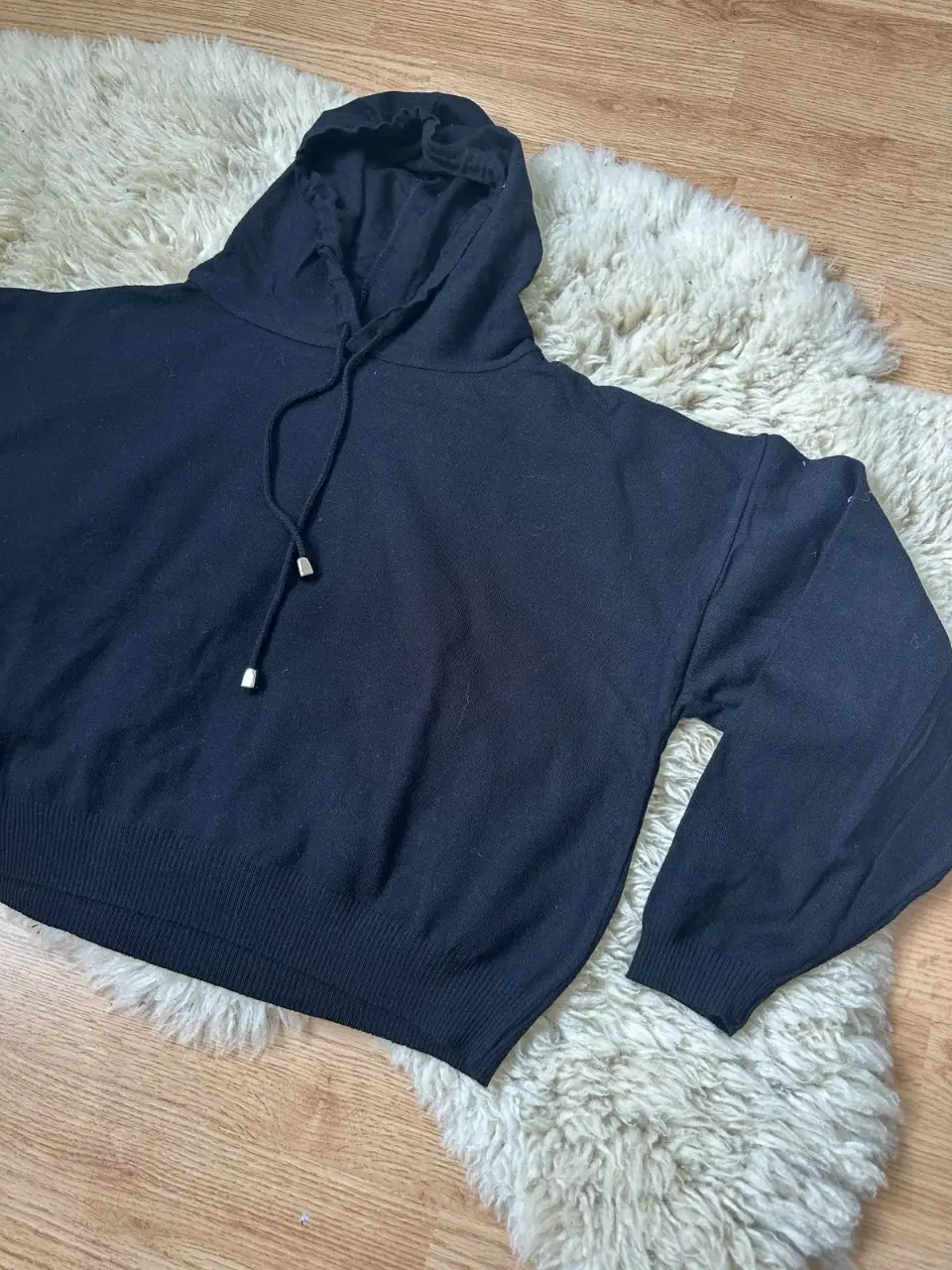 Buzo de cuello redondo negro, ideal para un look casual y cómodo. Perfecto para el día a día.