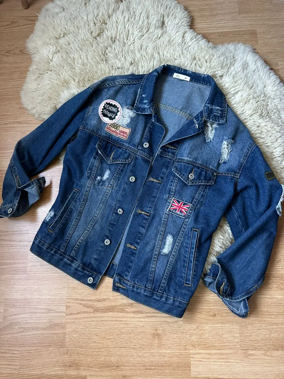 Campera de jean azul con detalles rotos y parches. Estilo vintage y urbano, ideal para un look casual y canchero.