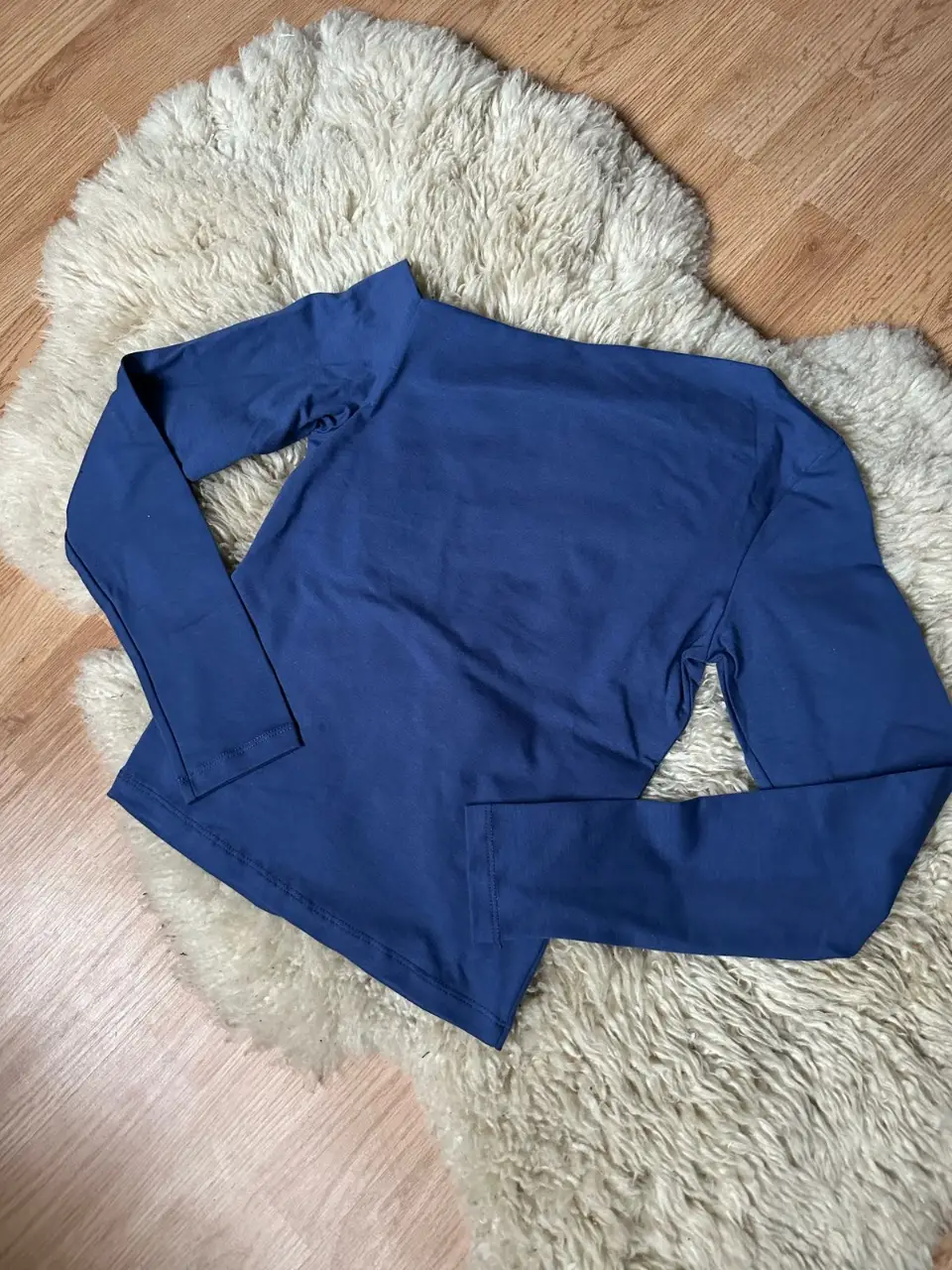 Pantalón de jogging gris con estampado de estrellas. Ideal para un look casual y cómodo.