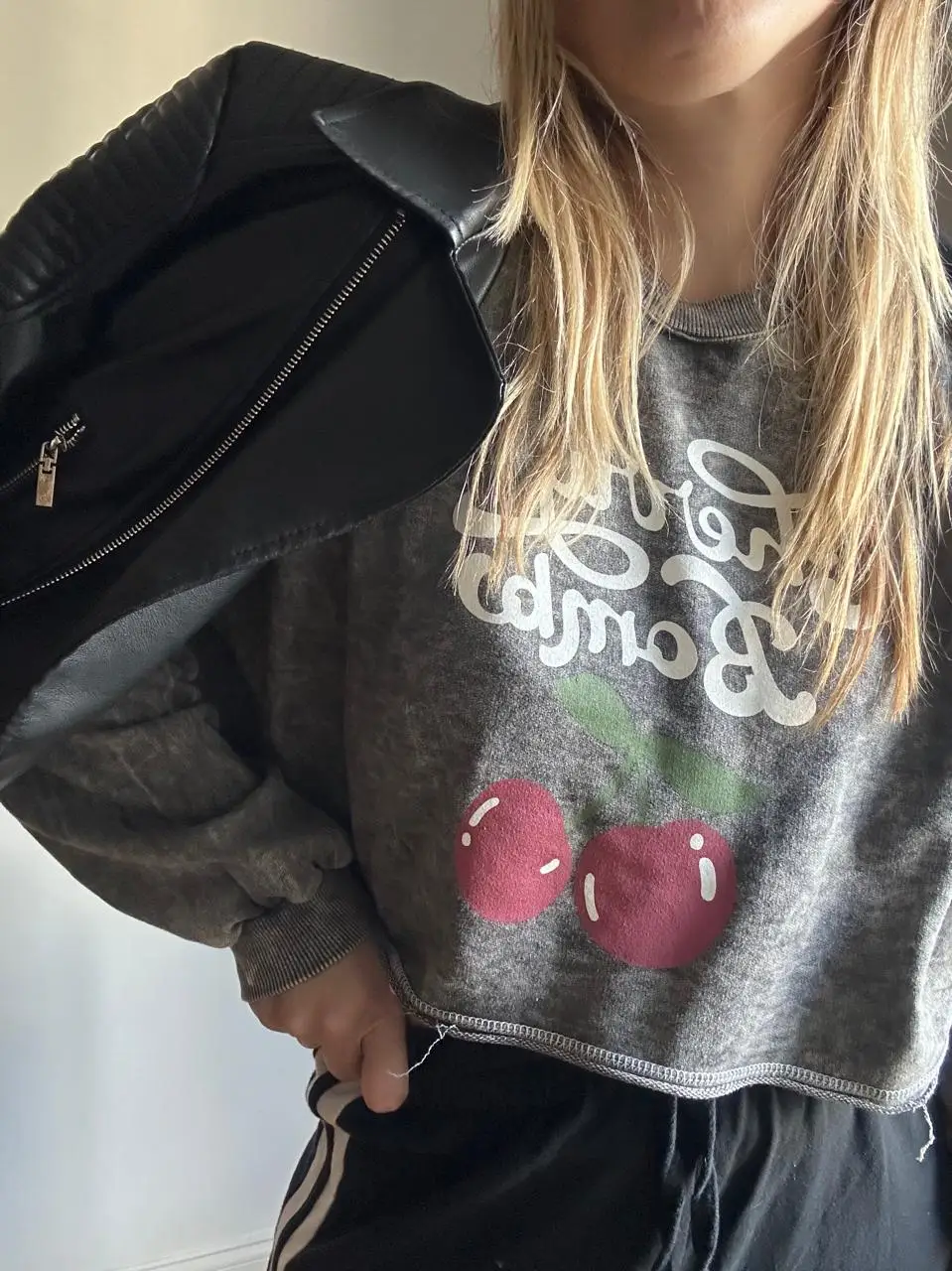 Buzo de cuello redondo con estampado "Cherry Bomb" y dos cerezas. Ideal para un look casual y cómodo.