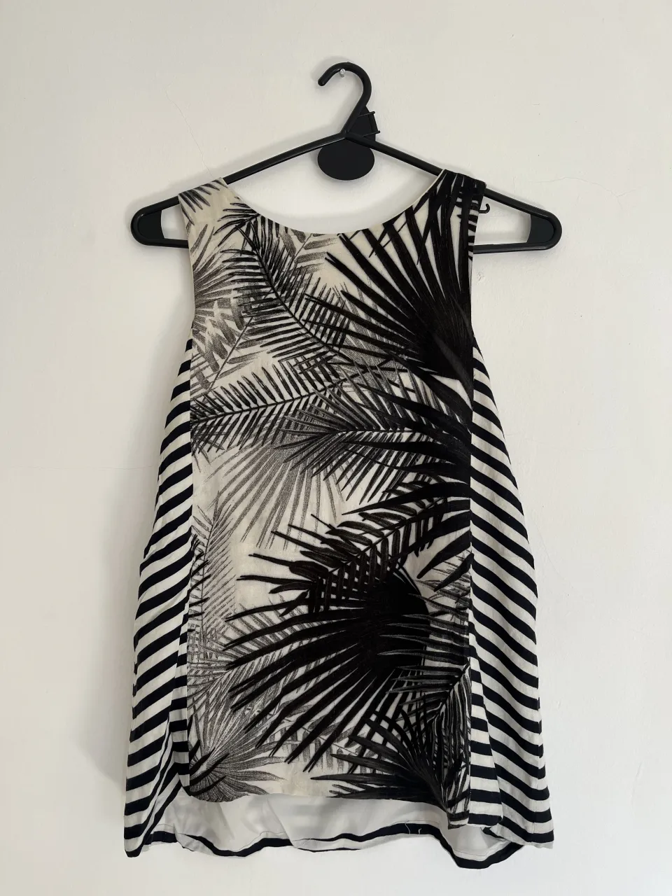 Musculosa estampada con hojas de palmera y rayas. Ideal para un look fresco y moderno. AKIABARA 