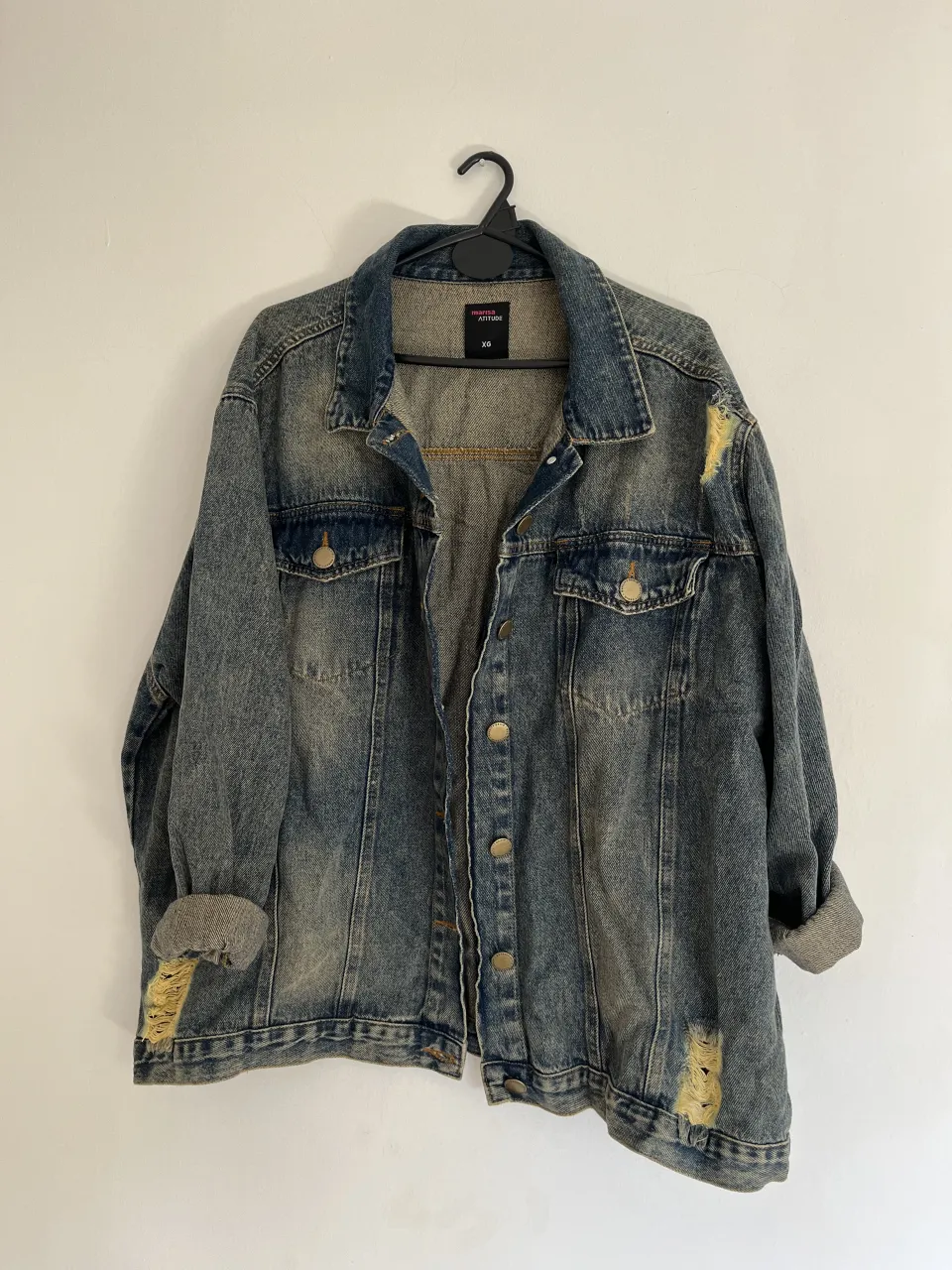 Campera de jean oversize con detalles de roturas y desgastes. Un clásico reinventado para un look canchero y moderno. Ideal para combinar con cualquier outfit.