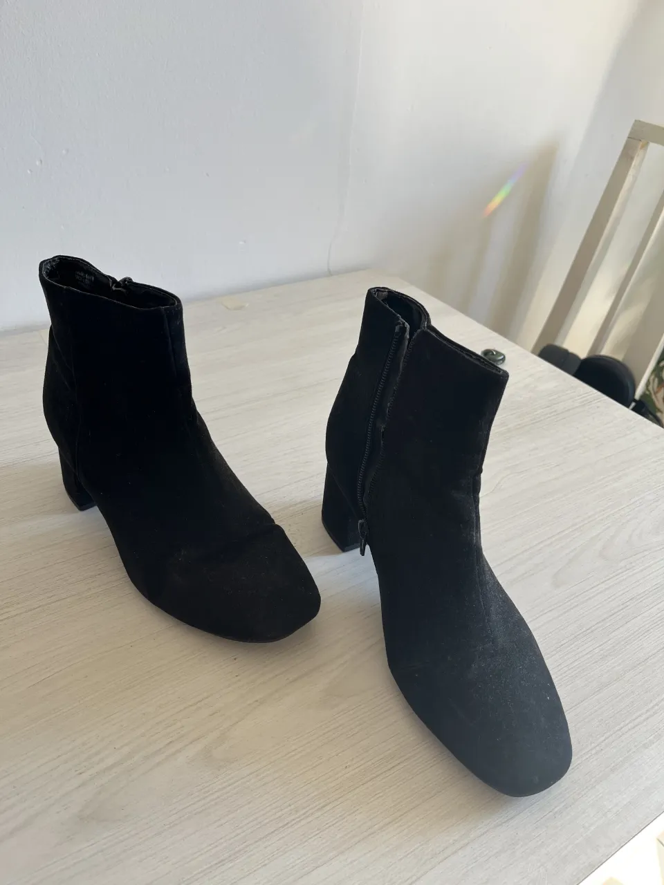 Botitas negras de gamuza con taco. Ideales para un look canchero y moderno.