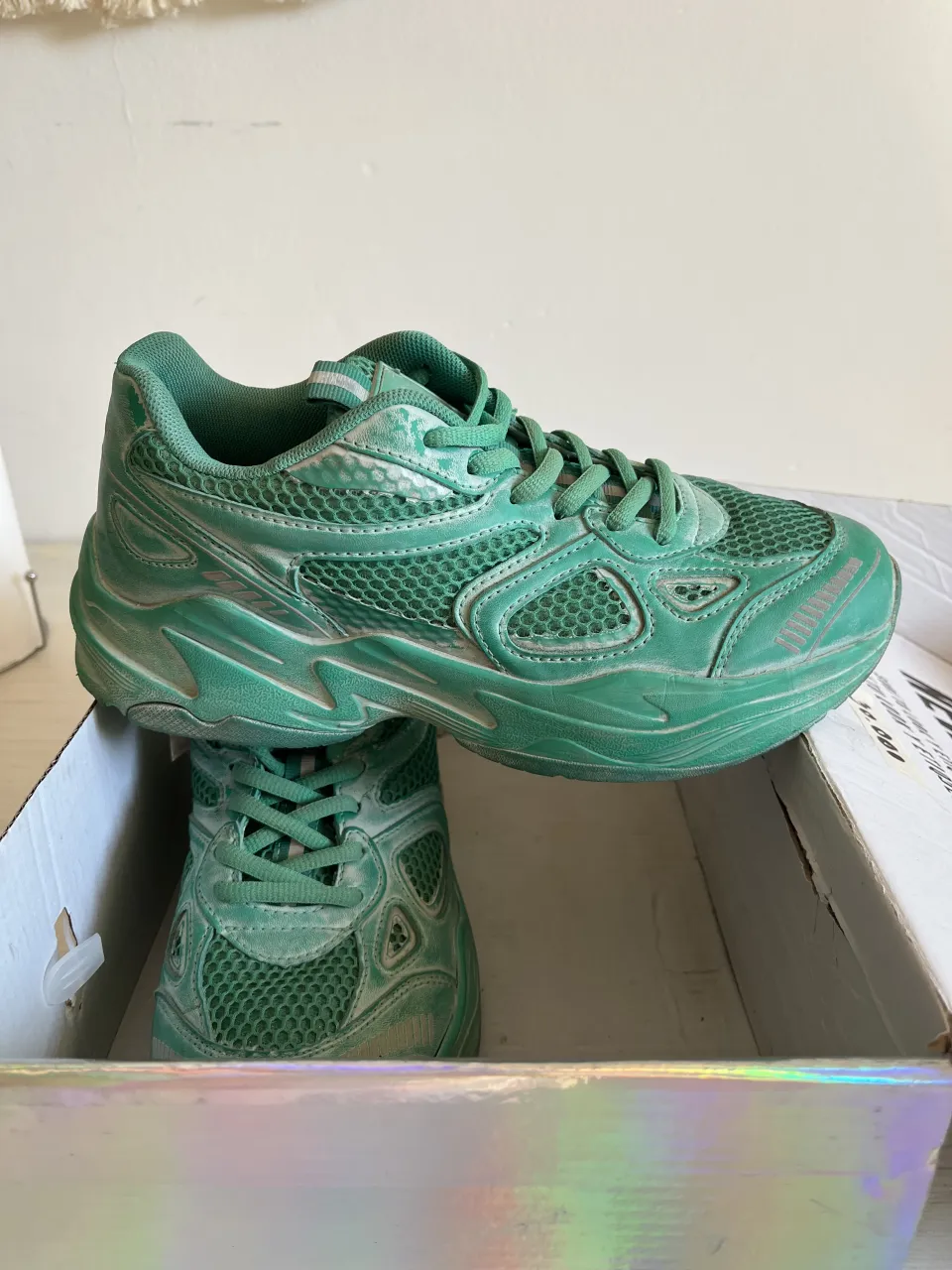 Zapatillas deportivas color verde menta, ideales para entrenar o para un look casual. Confeccionadas con materiales de alta calidad para mayor comodidad y durabilidad. Perfectas para el día a día. 47 Street talle 40. modelo: washed