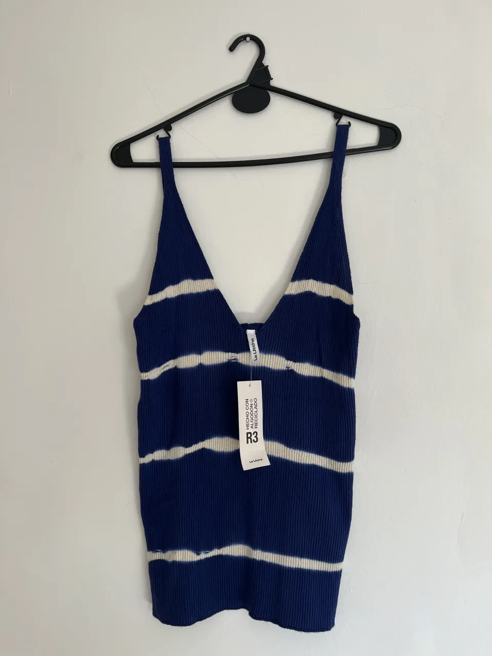 Musculosa de tejido a rayas azules y blancas, con escote en V y breteles finos. Ideal para un look casual de verano.