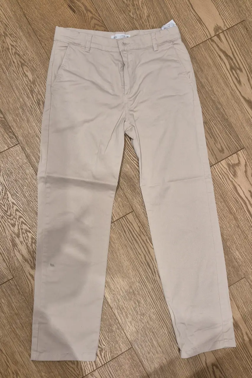 Pantalón chino color crudo para niño, de la marca Zara. Talle 11-12, ideal para un look casual y cómodo.