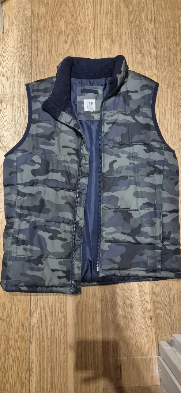 Chaleco GAP camuflado para hombre, ideal para un look casual y abrigado. Confeccionado con materiales resistentes y diseño moderno.