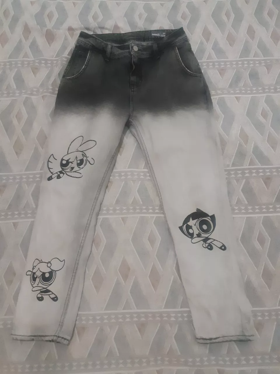 Jeans de tiro alto con estampado de las Powerpuff Girls. Degradado de negro a blanco. talle 8 según prenda , 34/36  .