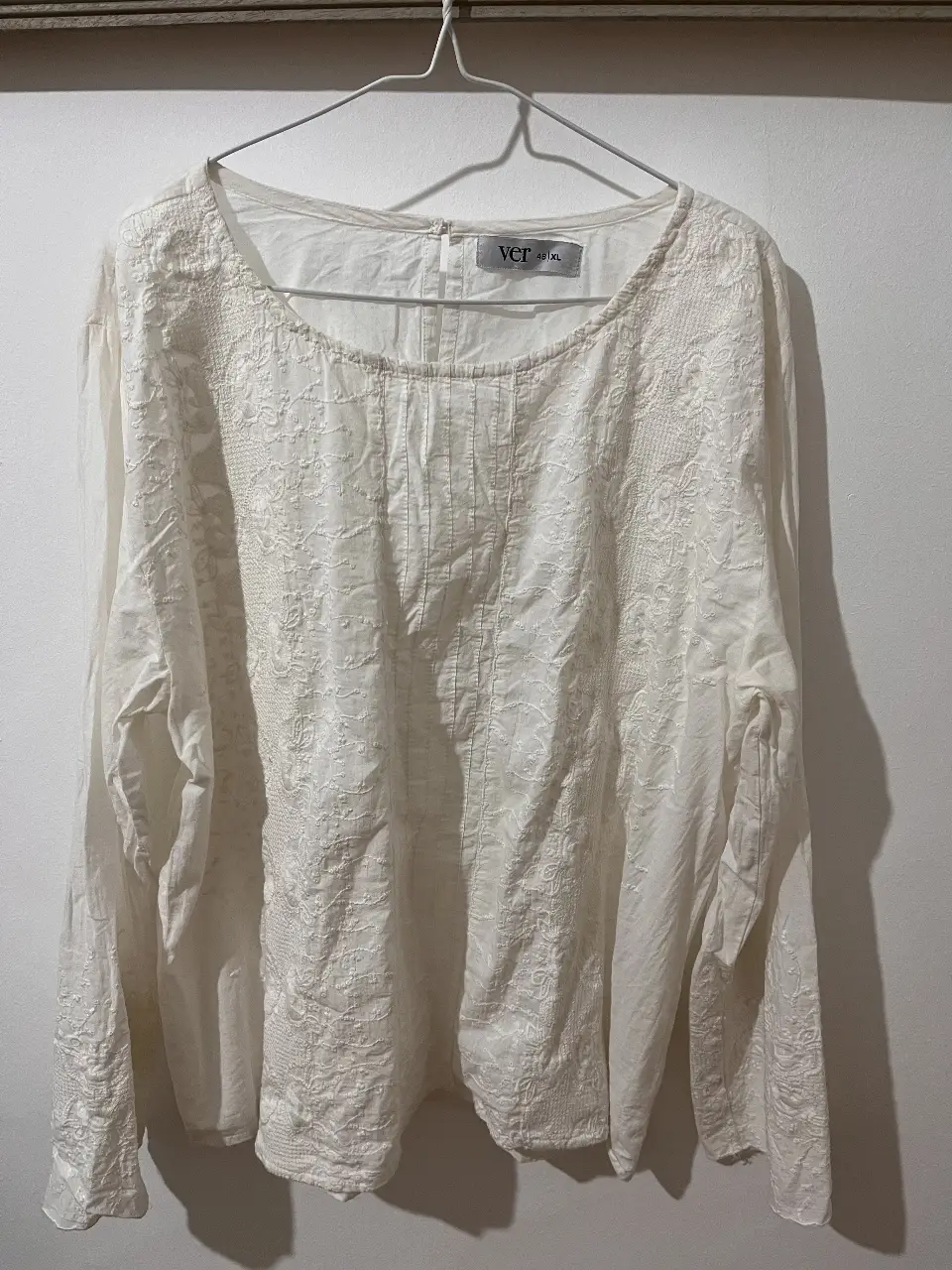 Blusa blanca de manga larga con bordados. Talle XL, ideal para un look casual y fresco.