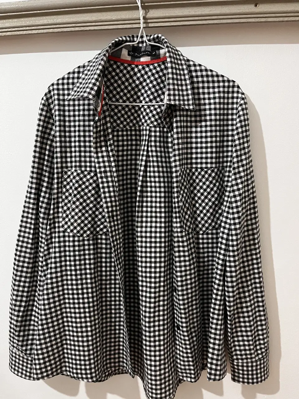 Camisa a cuadros en blanco y negro, con detalles en rojo en el cuello. De la marca Purpura, talle 1. es tela de invierno