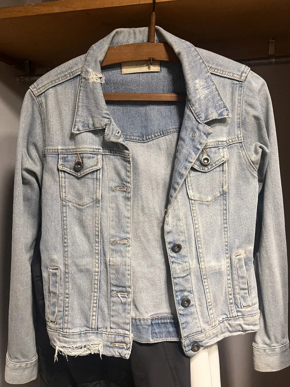 Campera de jean celeste claro con detalles rotos y desgaste. Es elástica da pero bastante ajustada al cuerpo 