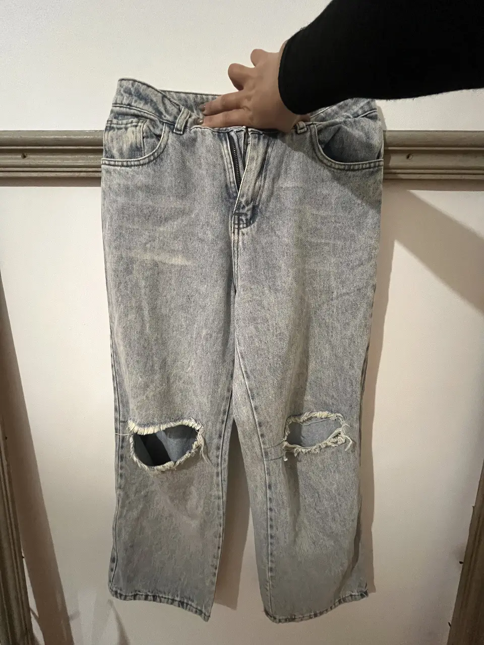 Jeans de mujer con roturas en las rodillas, tiro medio y talle 38. NO es elastisado, tiene detalles en las gotitas que salen en las fotos  parece talle 36 
