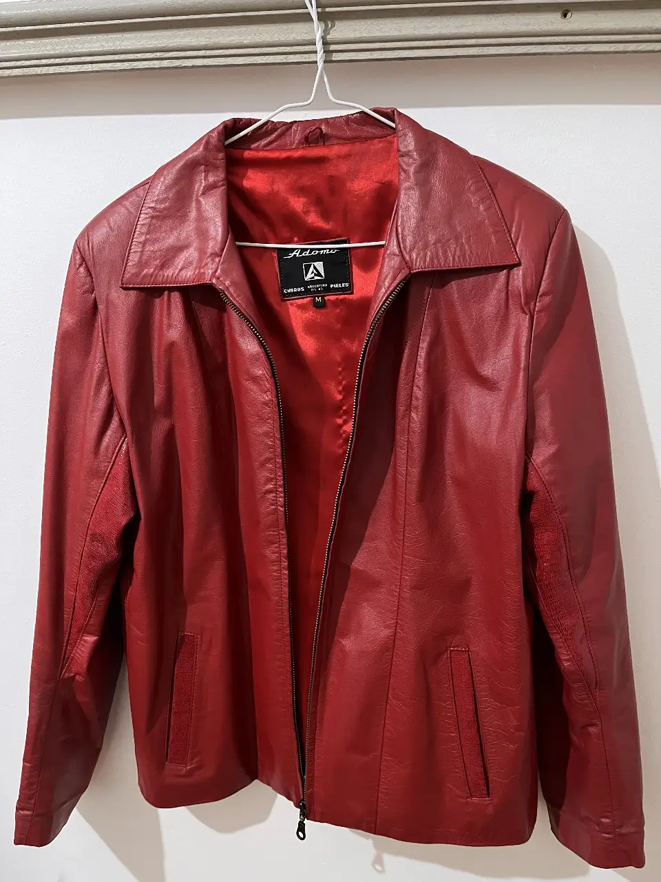 Campera de cuero roja Adomo, con cierre y bolsillos. Talle M.  La campera se agrandó con una tela roja, seria talle un poco más grande que el M 