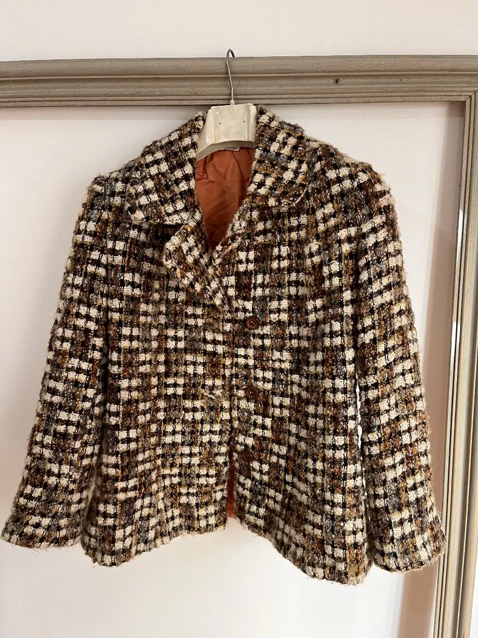 Chaqueta vintage de tweed con estampado a cuadros en tonos marrones y blancos.  Yo tengo M de remera aprox, es un poco al cuerpo.  no tiene bolsillos !! cualquier cosa consultar. 