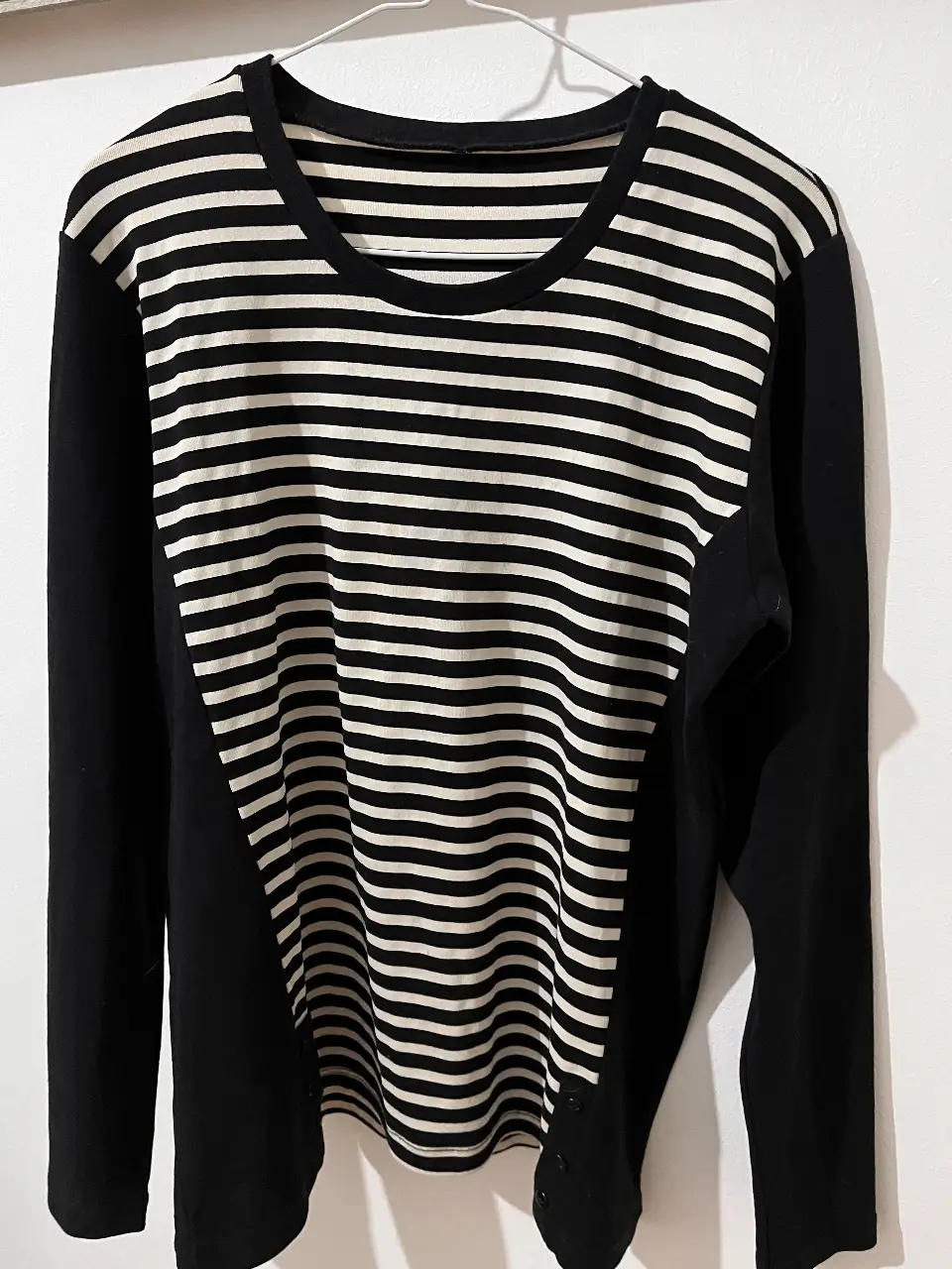 Remera de manga larga para mujer, con diseño a rayas horizontales en blanco y negro en la parte delantera y mangas negras lisas. elastisada talle M es holgada 