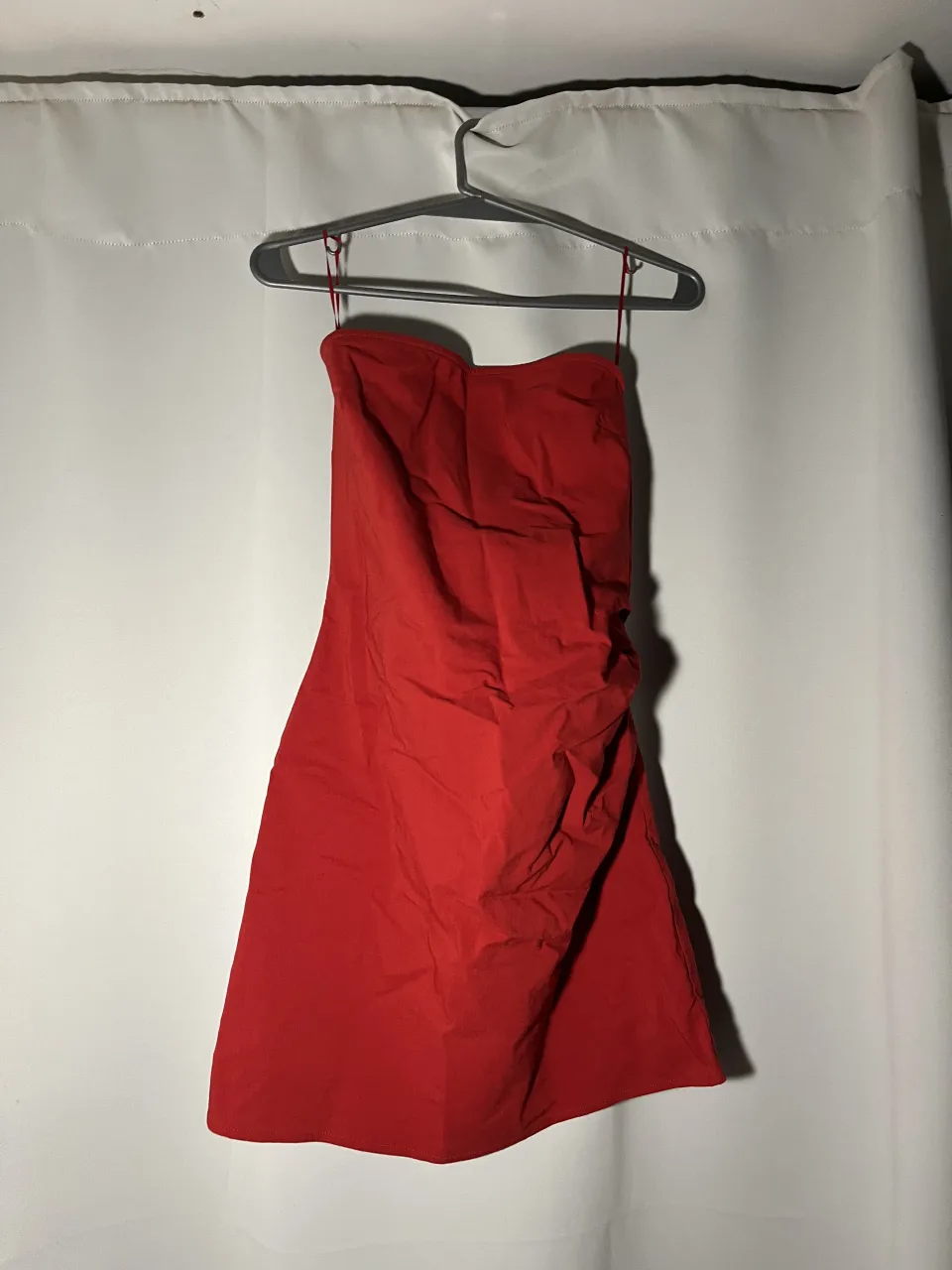 Vestido rojo strapless, con detalle de fruncido en un lateral. Ideal para fiestas o salidas.