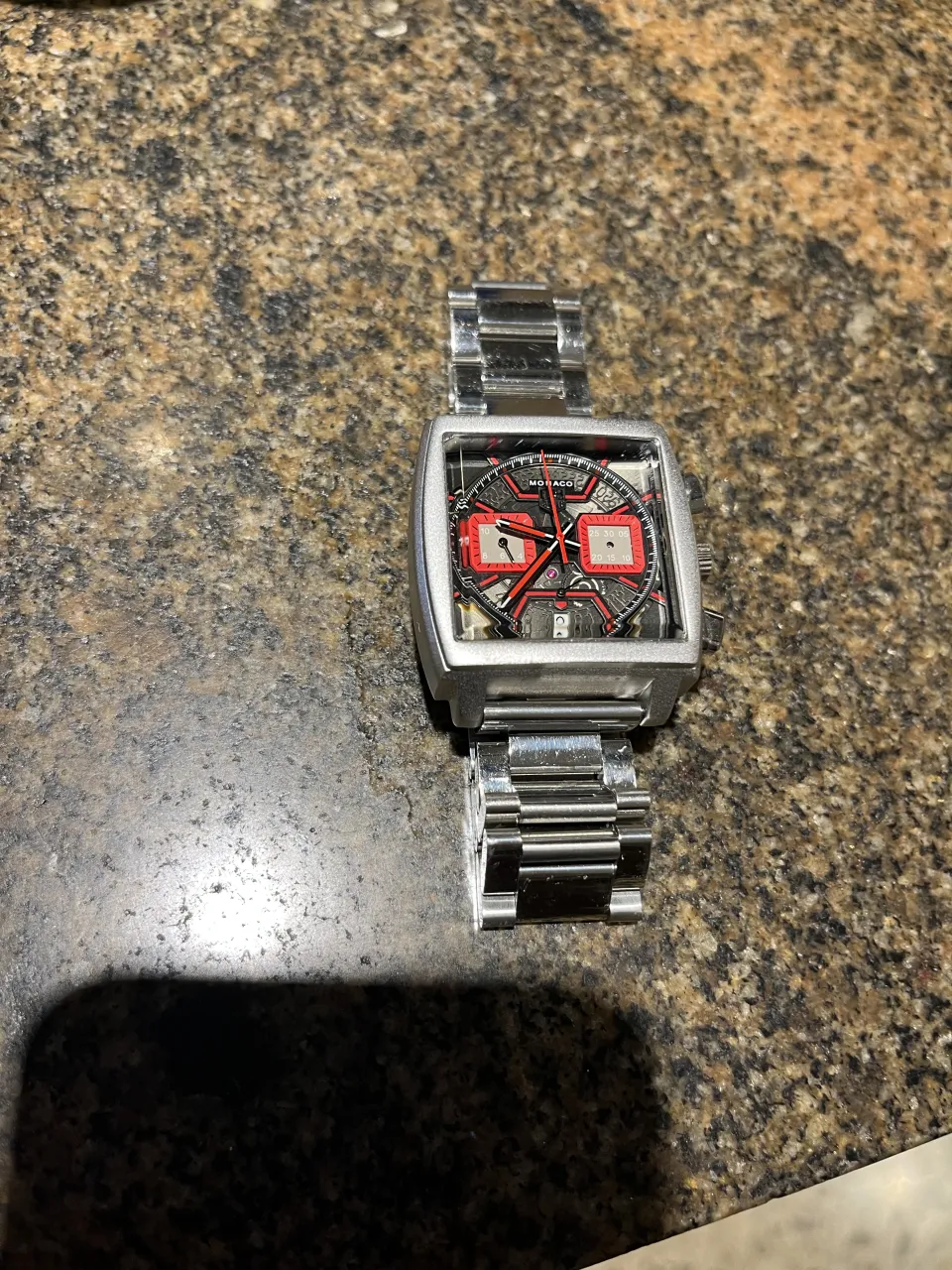 Reloj de pulsera con malla de acero y cuadrante cuadrado. Homenaje a la marca pero muy buena calidad