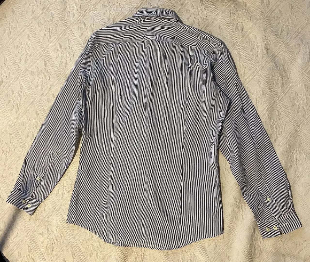 Camisa de hombre a rayas azul y blanca de H&M, ideal para un look casual o de trabajo. Manga larga, corte entallado.