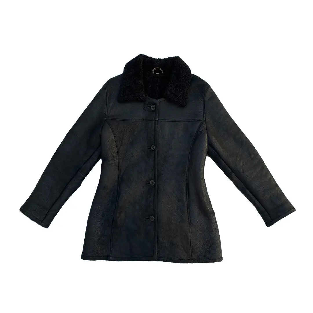 Gamulan negra con cuello de piel sintética. Ideal para el invierno, estilo biker.