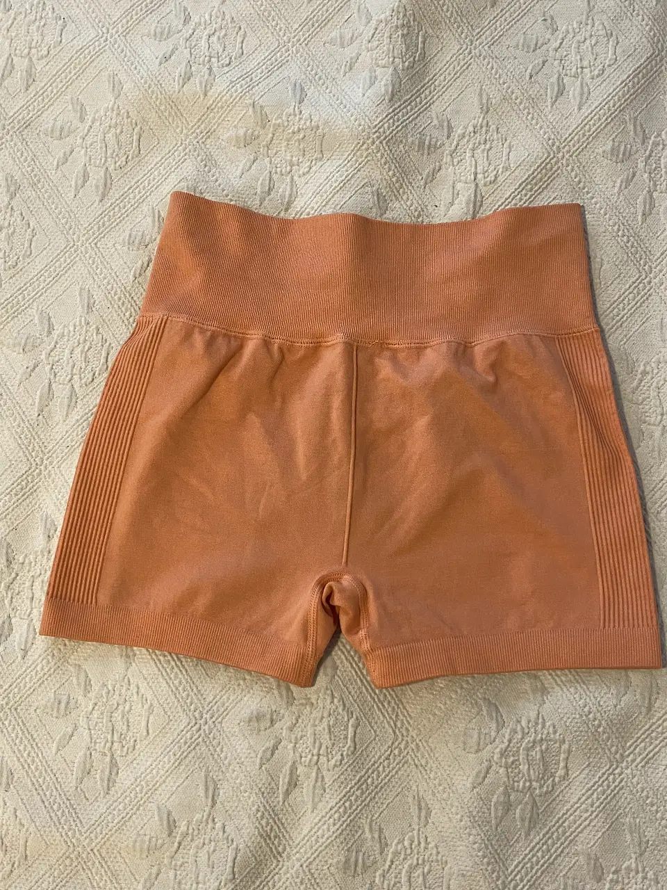 Short deportivo de mujer, color naranja, tiro alto, ideal para entrenamientos y actividades físicas. Marca Forever 21.