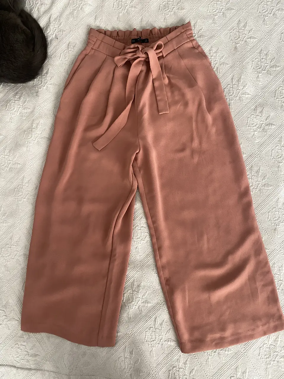 Pantalón sastrero de mujer, color rosa, de la marca Zara. Talle M. Con cintura elastizada y lazo para ajustar. Ideal para un look casual o de trabajo.