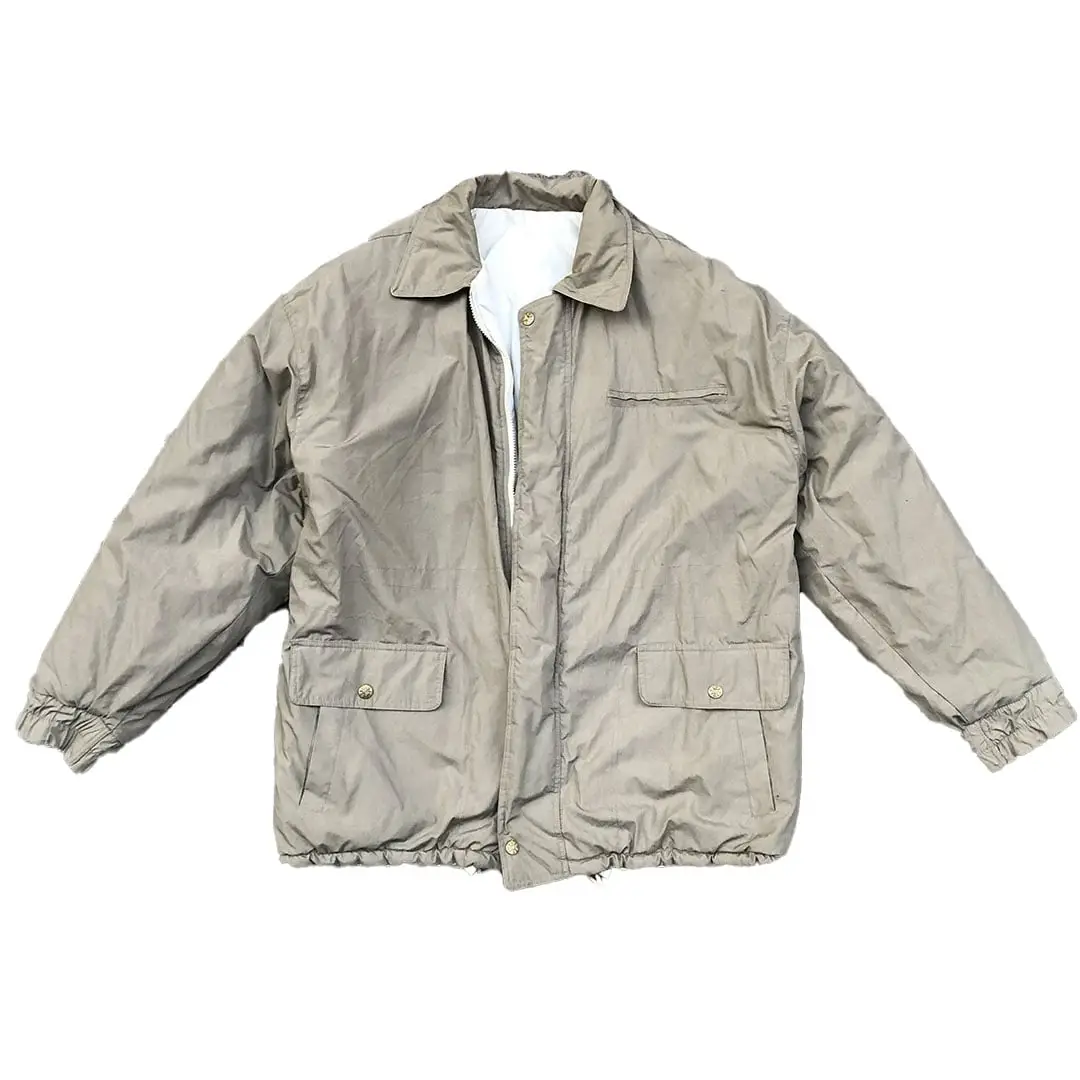 Campera reversible de hombre, color khaki. Posee dos bolsillos delanteros con botones y un bolsillo en el pecho. El interior es de color blanco. Ideal para el invierno.