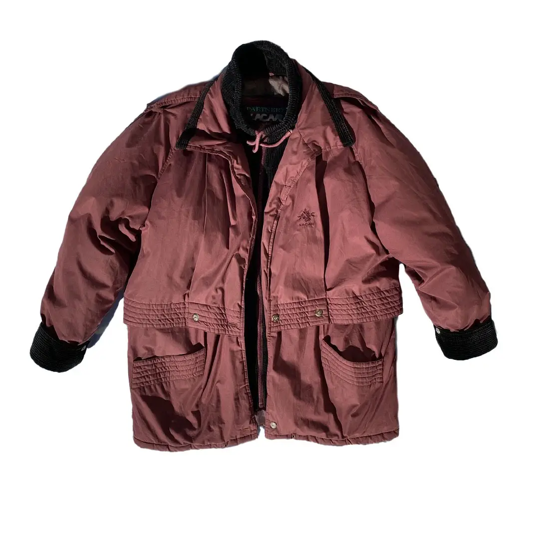 Campera de abrigo vintage color borravino con detalles en negro. Posee cuello alto y bolsillos amplios. Ideal para el invierno.