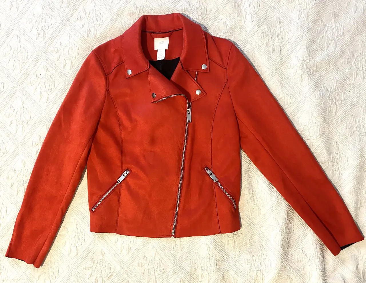 Campera estilo biker roja de gamuza sintética, con cierre y bolsillos con cremalleras. Talle 6 US, ideal para un look moderno y audaz.Es un S pero va para M también 