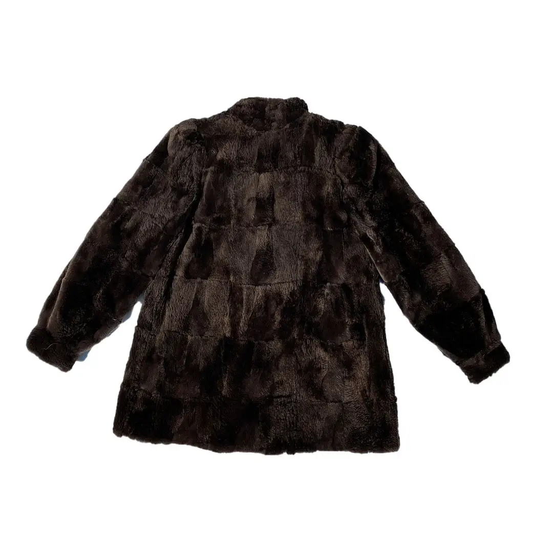 Tapado de piel sintética marrón oscuro, ideal para el invierno. Corte clásico y elegante, perfecto para abrigarte con estilo.