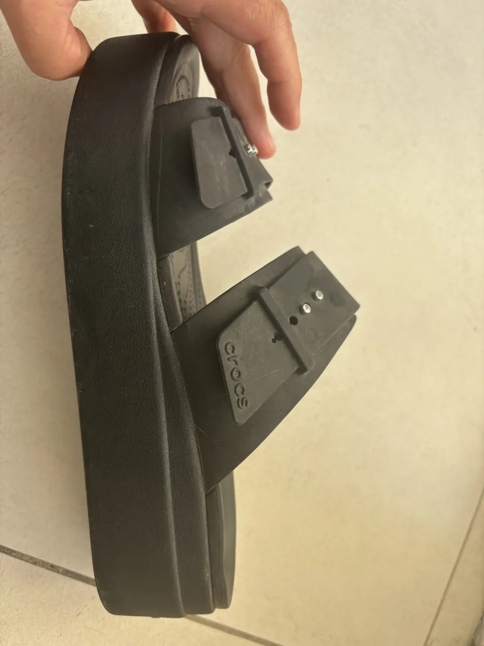 Sandalias negras de tiras, súper cómodas y livianas. Ideales para el día a día, para estar en casa o para la playa. Tienen un diseño moderno y práctico. con plataforma. 