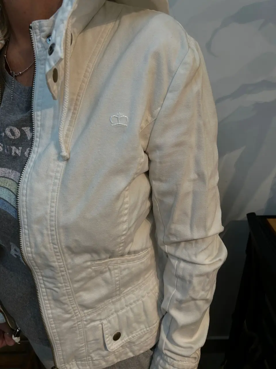 Campera gabardina blanca con capucha y cierre. Paula Cahen D Anvers, bolsillos delanteros. Ideal para un look casual y cómodo.