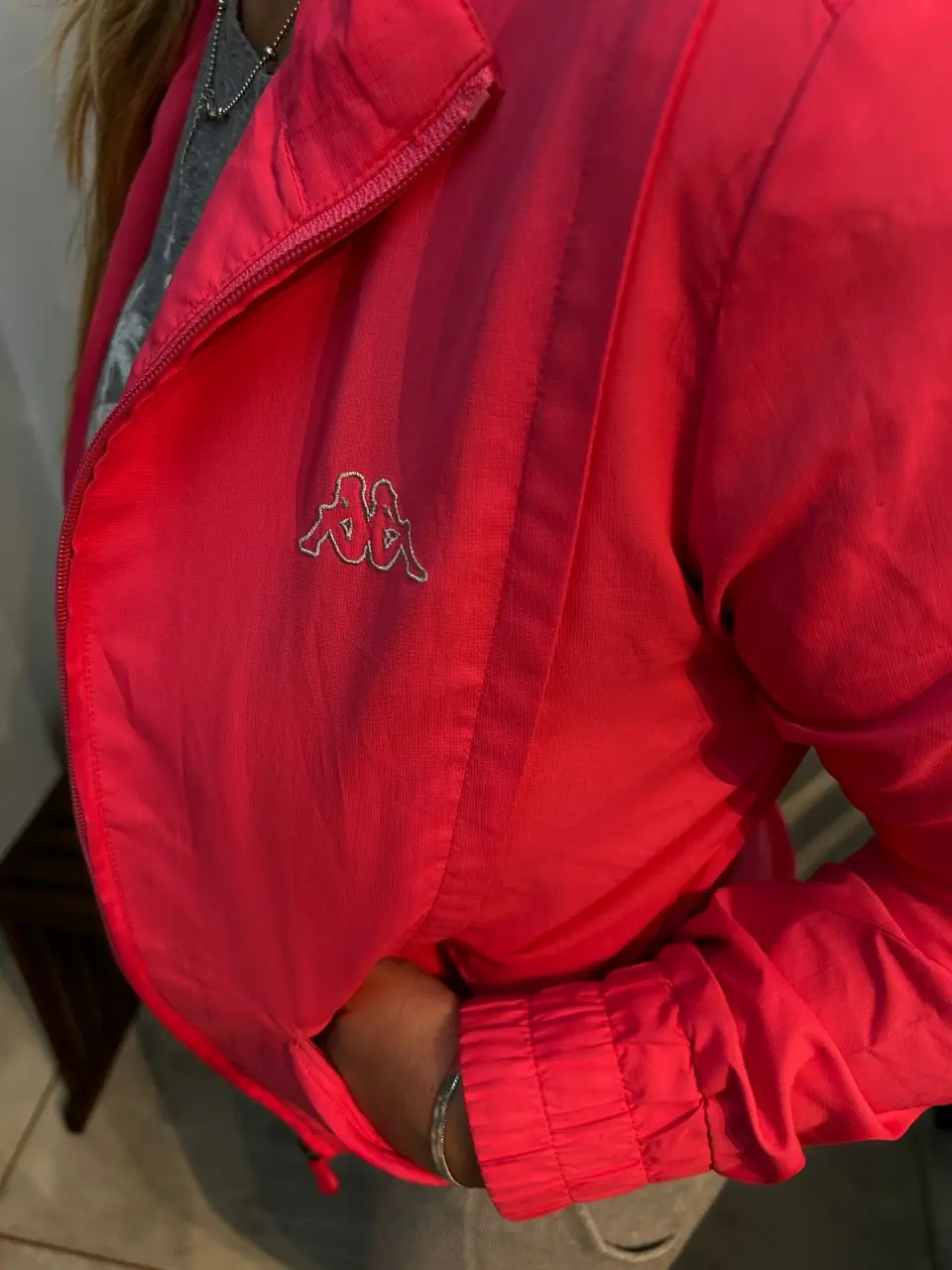 Campera deportiva Kappa rosa, con cierre y logo bordado. Talle L.