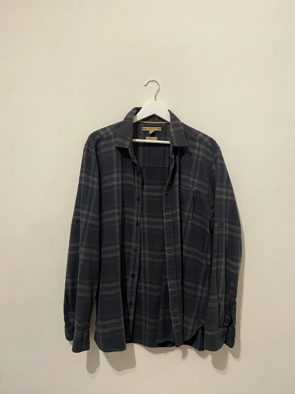 Camisa a cuadros en tonos grises y negros, ideal para un look casual y versátil. Confeccionada en tela suave y cómoda, perfecta para usar en cualquier ocasión.