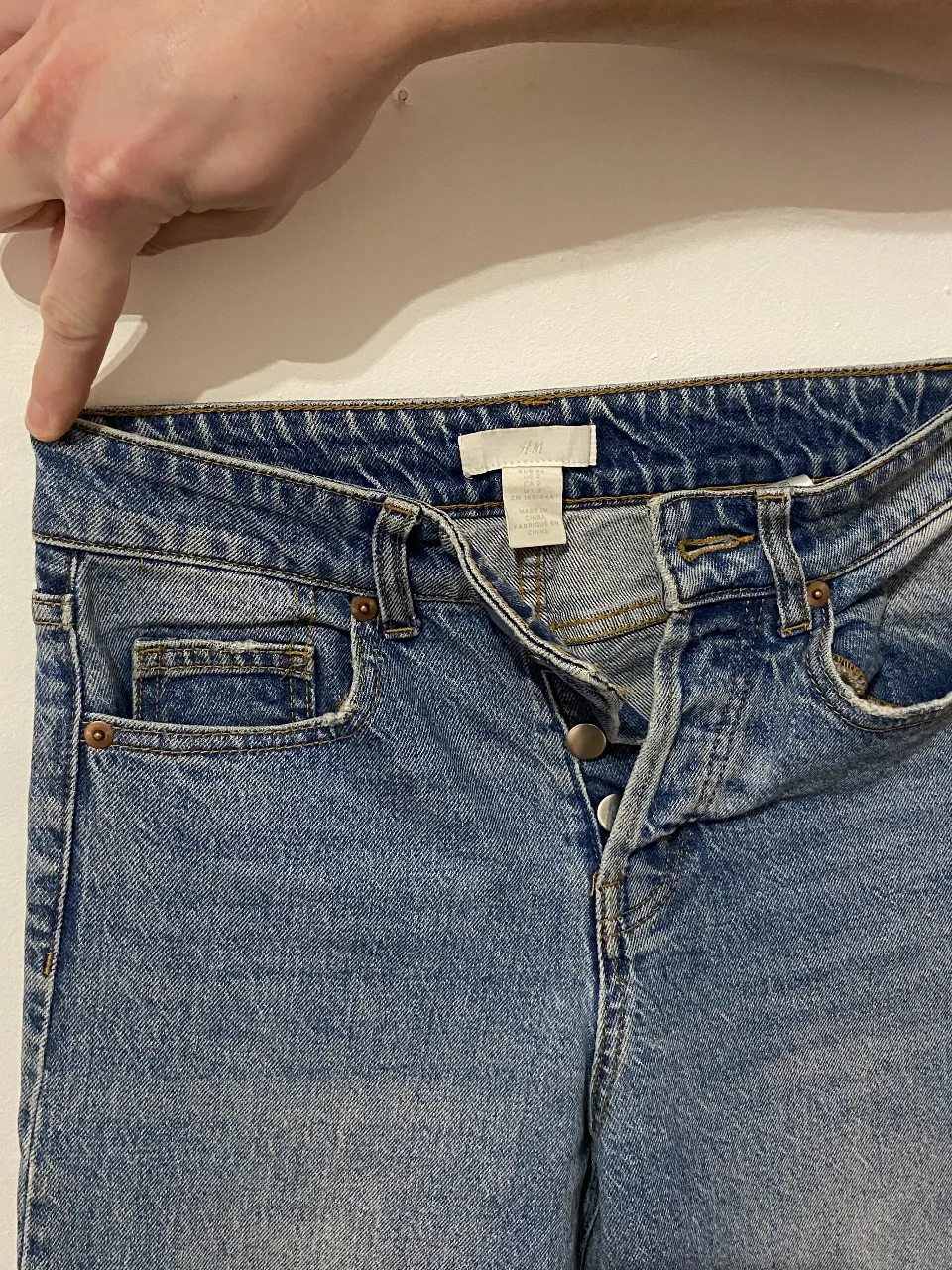 Jeans rectos de mujer, tiro alto, color azul. Un clásico para cualquier ocasión.