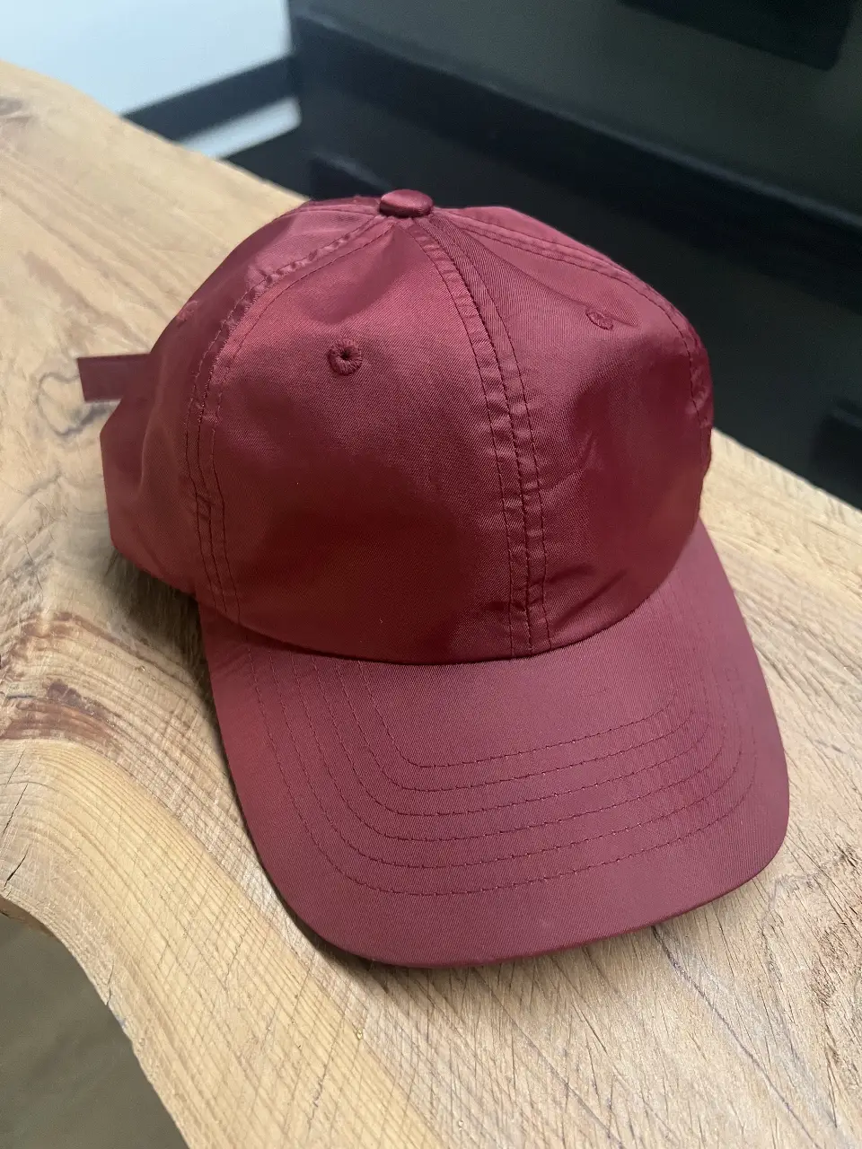 Gorra de color borgoña, con visera curva y ajuste trasero. Ideal para un look casual y urbano.