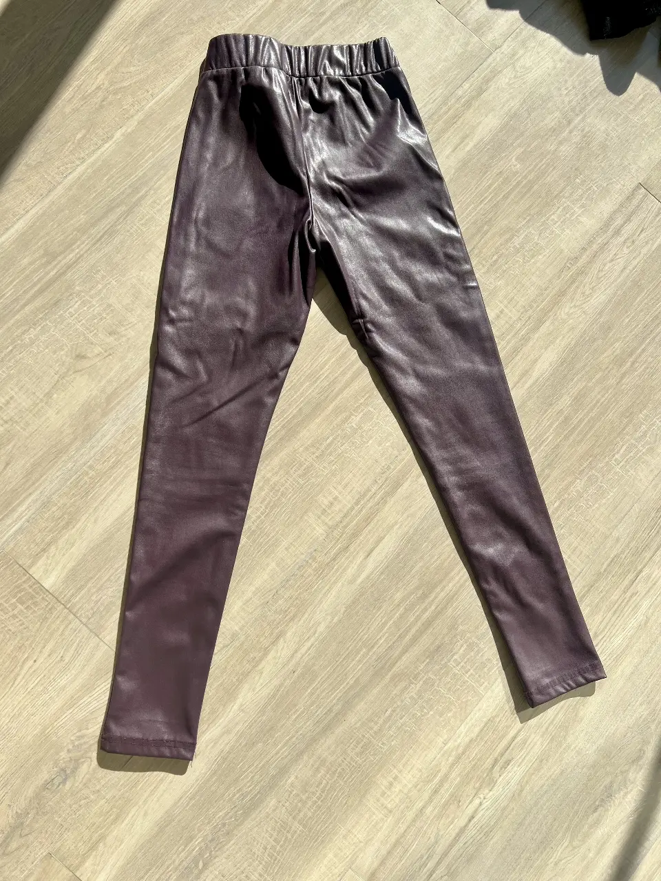 Pantalón de cuero sintético color violeta. Tiro alto, con cintura elastizada. Ideal para un look moderno y canchero.