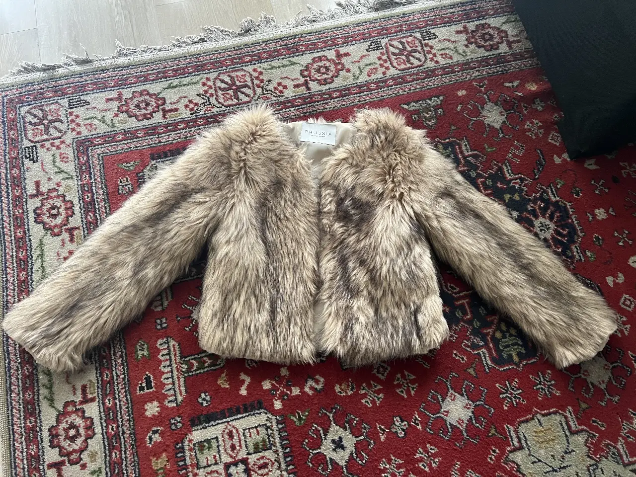 Campera de piel sintética marrón de la marca PRUSSIA BUENOS AIRES, ideal para un look elegante y abrigado. Perfecta para el invierno.