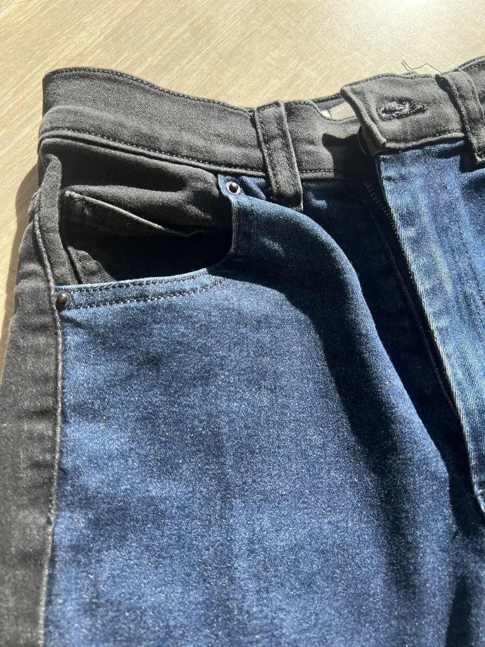 Jeans rectos de hombre con detalles en negro en los laterales y cintura. Talle 24/32. Con cierre en los tobillos.