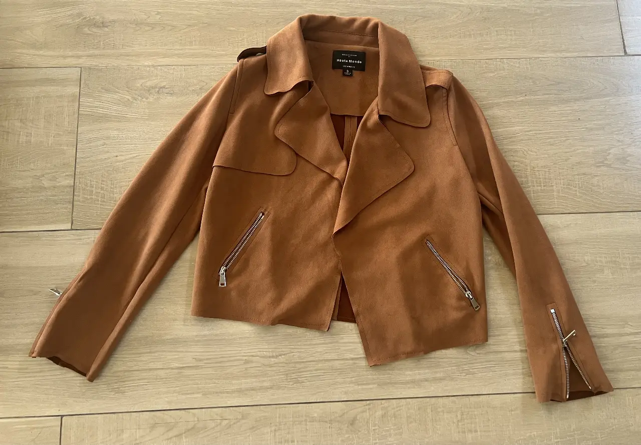 Campera estilo biker de gamuza sintética color marrón. Con cierre y bolsillos con cremallera. Talle S. Marca Haute Monde.