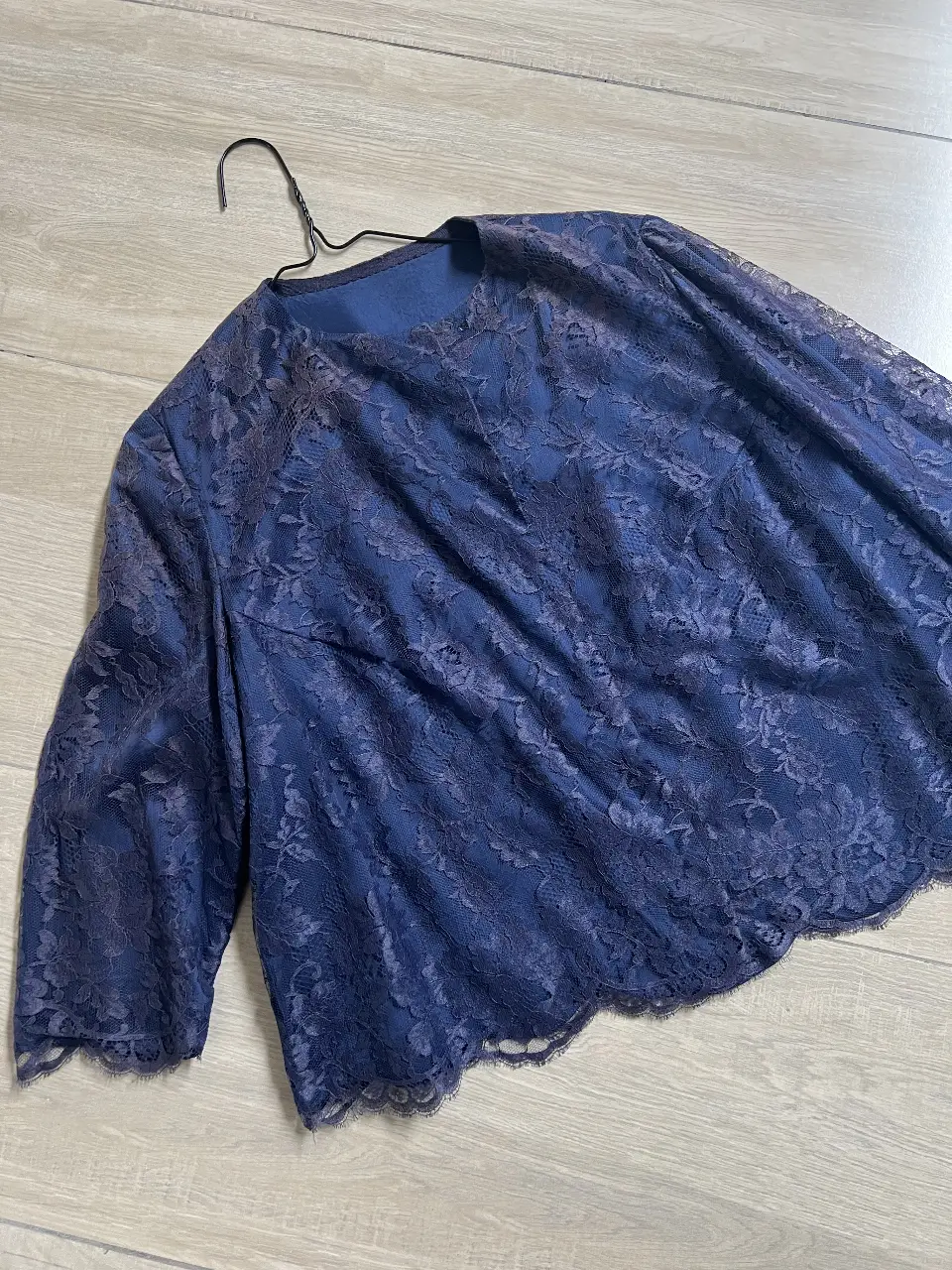Blusa de encaje azul marino, ideal para eventos formales o para darle un toque elegante a tu look casual. Confeccionada con encaje delicado y detalles que la hacen única. VINTAGE!