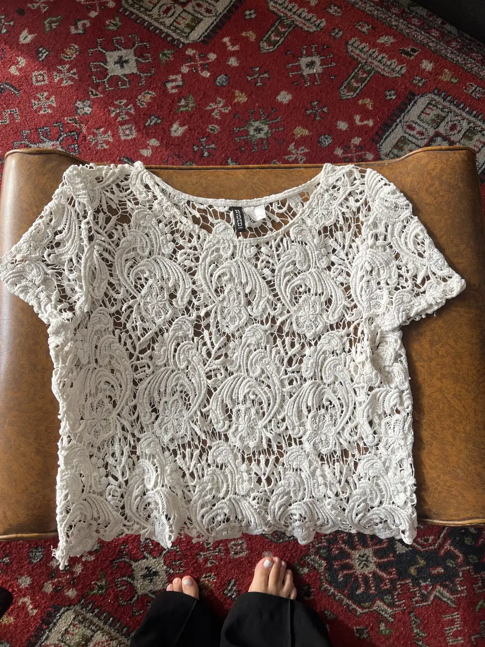 Blusa de encaje blanco, ideal para un look romántico y elegante. Perfecta para combinar con pantalones o faldas.